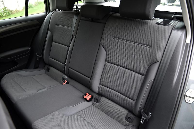 Volkswagen Golf 1.6 TDi CR DSG COMFORTLINE,NAV - fotka 39 z 50