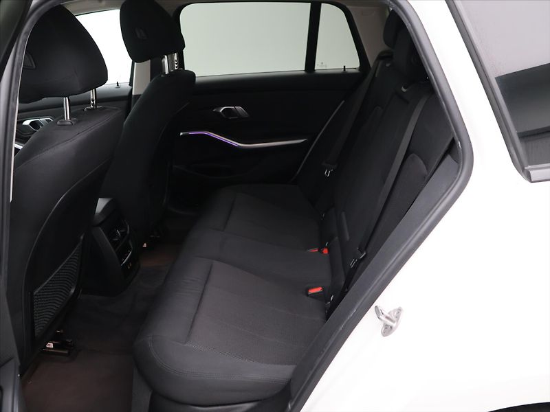 BMW Řada 3 Touring 2,0 320d 140kW CZ DPH - fotka 15 z 35