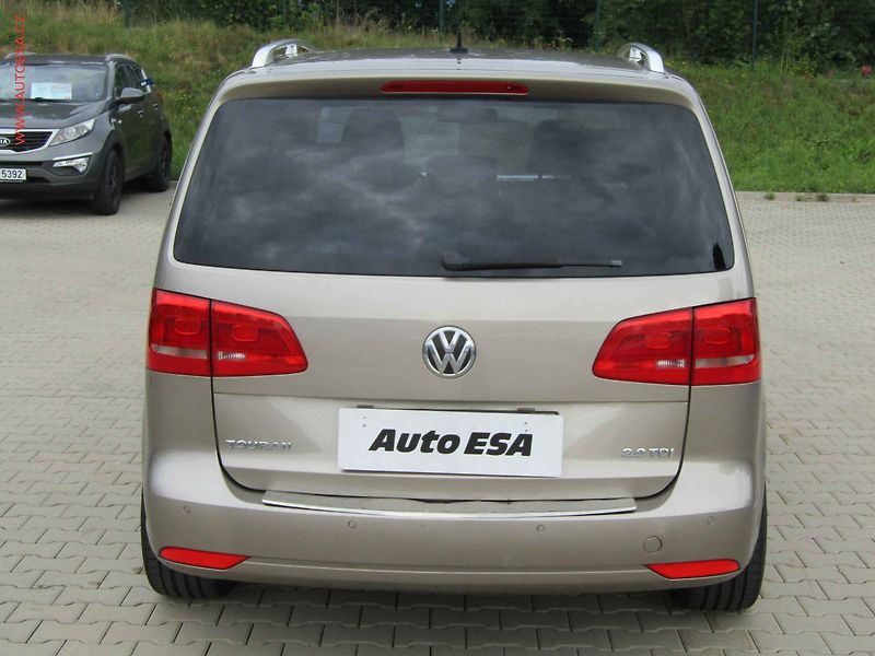 Volkswagen Touran (2012) 2.0TDi, DSG - fotka 5 z 20