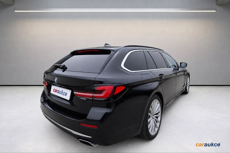 BMW Řada 5 530d xDrive AT Touring - fotka 6 z 71