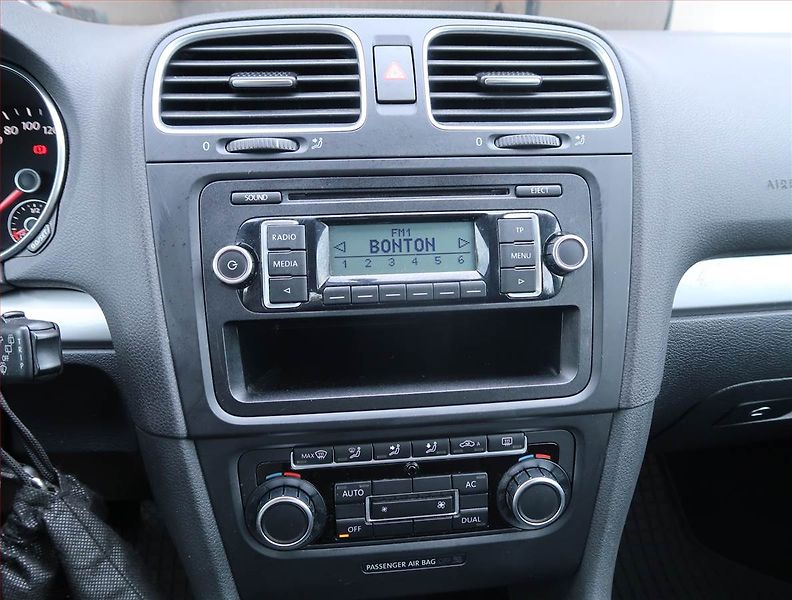 Volkswagen Golf (2010) Comfortline 1.6 TDI, ČR,1.maj - fotka 12 z 14