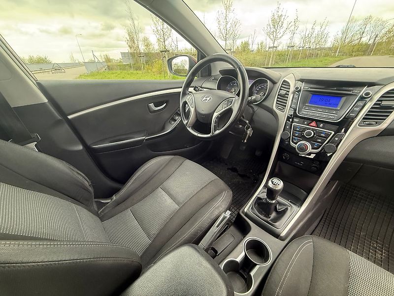 Hyundai i30 COMFORT 1,6 81 kW - fotka 14 z 17