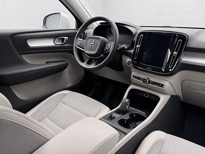 Volvo XC40 T3 MOMENTUM REZERVACE - fotka 25 z 47