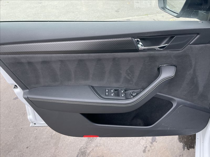 Škoda Superb 2,0 TDI DSG SportLine TAŽNÉ - fotka 15 z 23