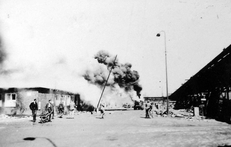 Nákladní vůz Matford při zkoušce umělého zamlžení v areálu chemického závodu v Záluží u Mostu 1. července 1944.