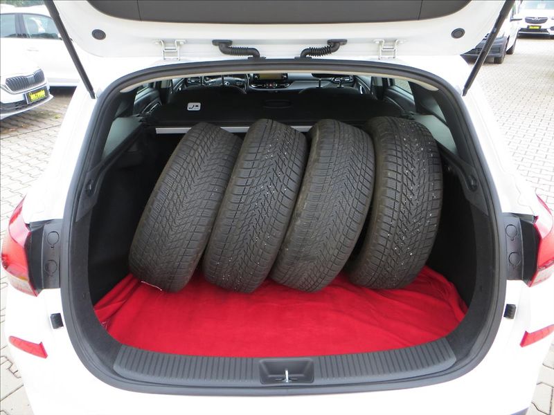Hyundai i30 1,0 T-GDI DCT Comfort ČR - fotka 7 z 23
