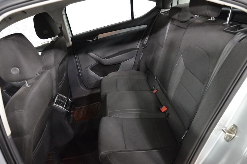 Škoda Superb (2018) 2.0TDi 110kw Ambition - fotka 16 z 18