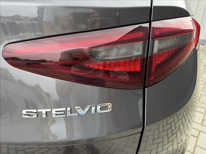Alfa Romeo Stelvio 2,0 T 206kW Q4 AT8 ZF 4X4 - fotka 16 z 50