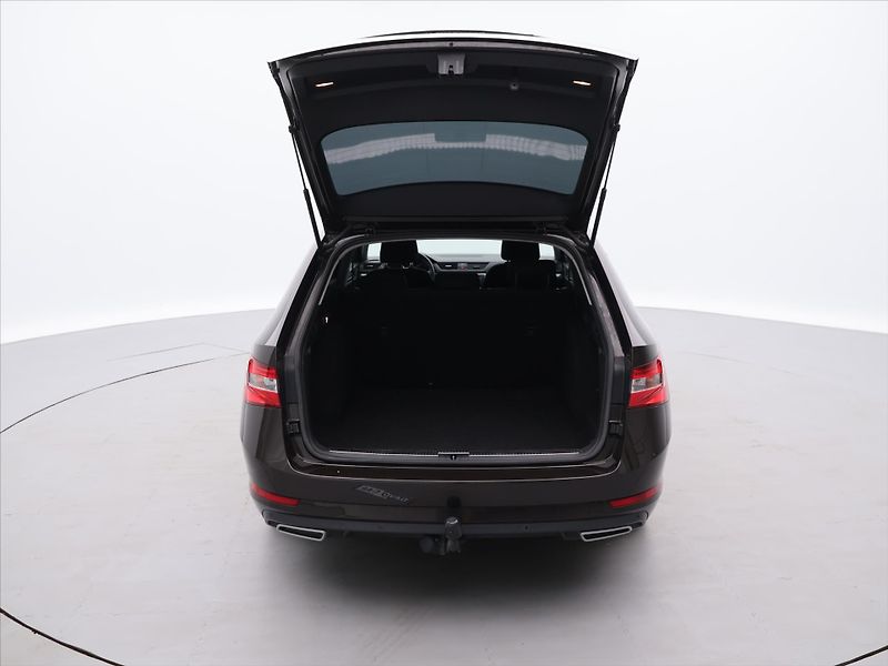 Škoda Superb 1,6 TDI 88kW Aut.klima Tažné - fotka 9 z 19