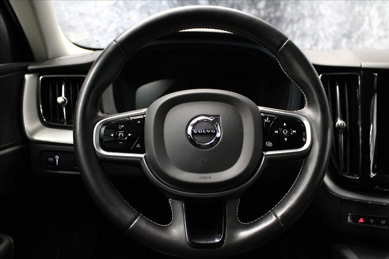 Volvo XC60 2,0 B4 AWD CZ PŮVOD - fotka 18 z 37