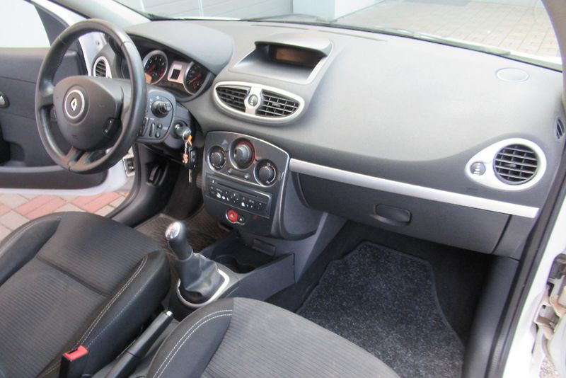 Renault Clio 1.2i KLIMA TAŽNÉ - fotka 11 z 19