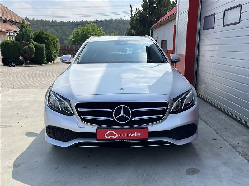 Mercedes-Benz Třídy E 2,0 E 220 d / 9G-TRONIC - fotka 8 z 35