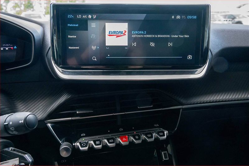 Peugeot 2008 (2025) Allure 1.2 PureTech - fotka 12 z 18