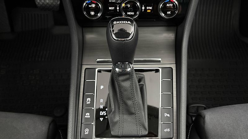 Škoda Superb 2.0 TSI DSG Style - fotka 26 z 31
