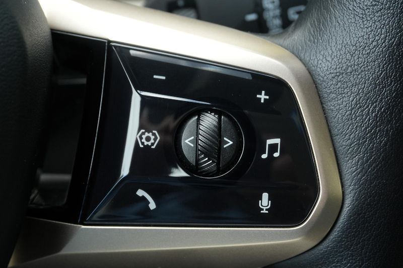 BMW iX 40, SoH 96,8%, SkyLounge,Tažné - fotka 14 z 37