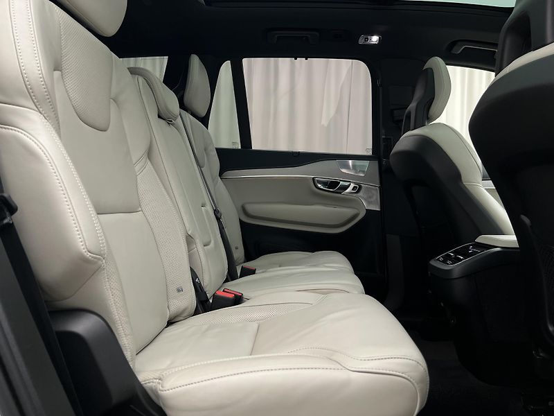 Volvo XC90 B5 AWD R-DESIGN 7 MÍST AUT - fotka 23 z 48