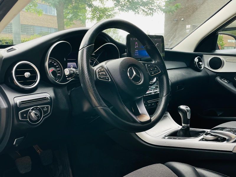 Mercedes-Benz Třídy C 220D MANUÁL VÝHŘEV SENZORY LED - fotka 27 z 52