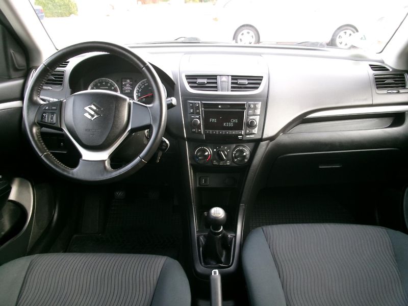 Suzuki Swift (2011) 1,3i KLIMA 4x4 VÝHŘEV USB - fotka 19 z 25