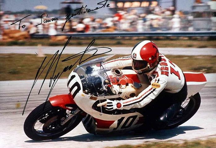 Giacomo Agostini je stále králem mezi závodníky silničních motocyklů. Na svém kontě má úctyhodných patnáct titulů mistra světa, které dosposud nikdo nepřekonal.