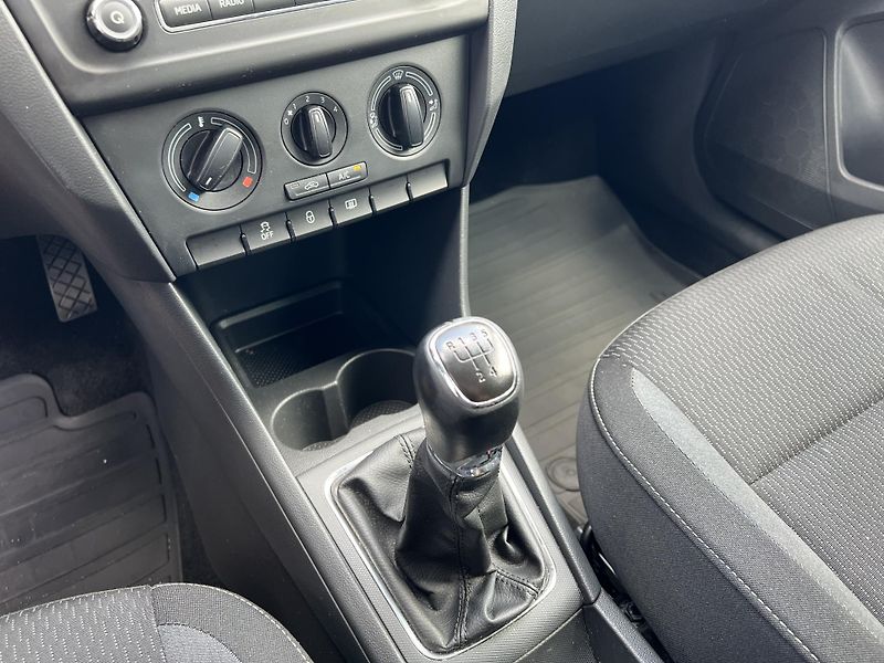 Škoda Rapid (2015) 1,6TDi 77kW AMBITION - fotka 16 z 32