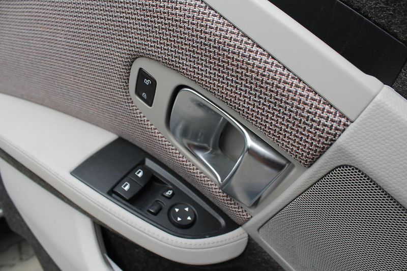 BMW i3 (2017) s 135kW Harman Kardon - fotka 9 z 36