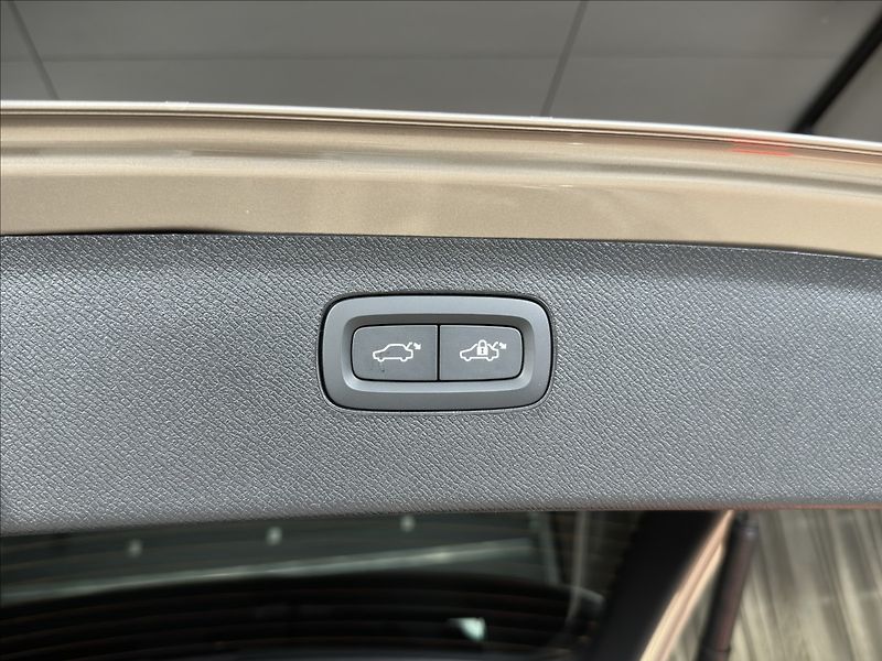 Volvo XC90 (2026) 2,0 T8  Plus Bright - fotka 13 z 25