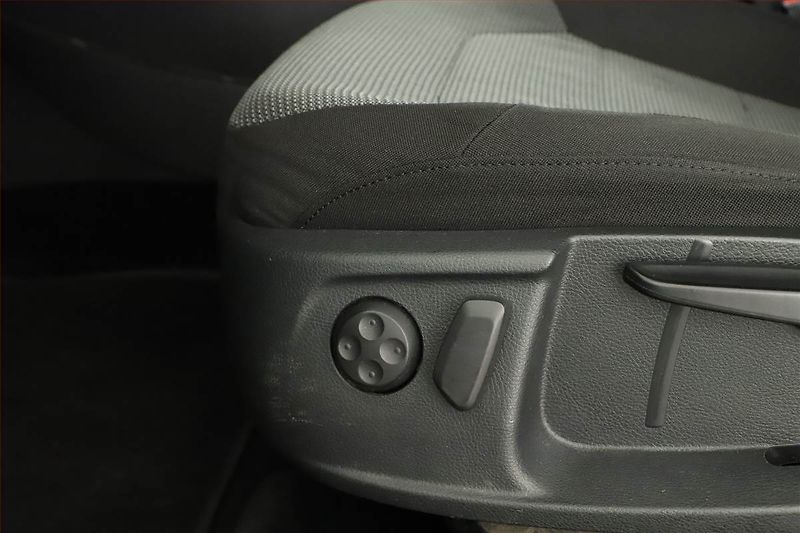Volkswagen Passat (2012) 1.6 TDI, po STK, Tažné - fotka 13 z 14