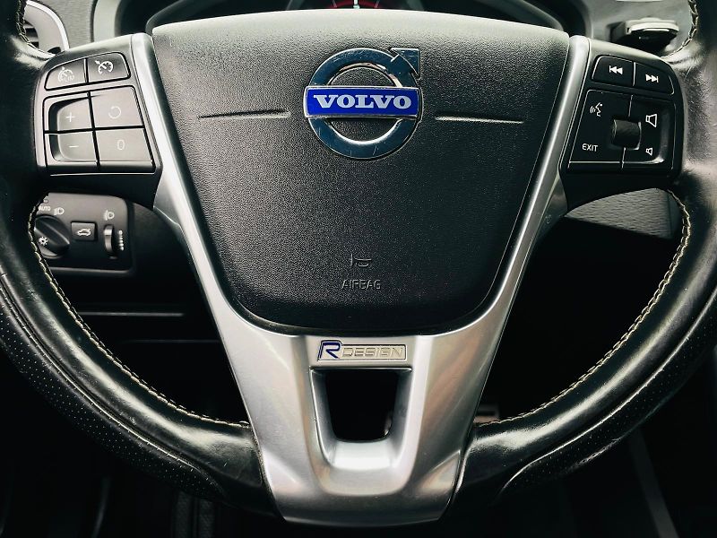 Volvo V40 2.0 D3 R-DESIGN MANUÁL TAŽNÉ - fotka 27 z 45