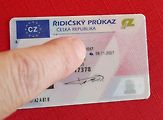 Přes 450 tisíc řidičů si musí letos vyměnit doklady. Údaj o datu, do kdy řidičák platí, lze najít v poli 4b.