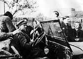 Vojáci Rudé armády v Jeepu Willys MB, kteří 8. května 1945 přijeli do obce Dolní Jiřetín na Mostecku.