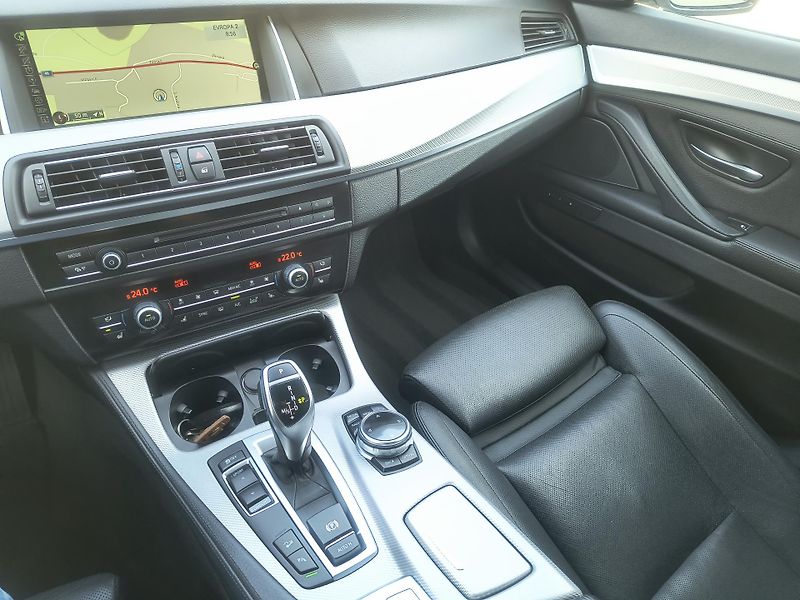 BMW Řada 5 (2014) 525d M xDRIVE/HEAD-UP/PANORAMA - fotka 24 z 61