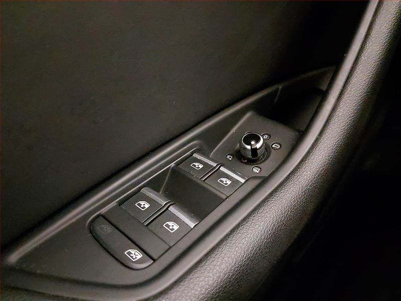 Audi A4 (2017) Design 2.0 TDI, Kůže, Tempomat - fotka 22 z 23