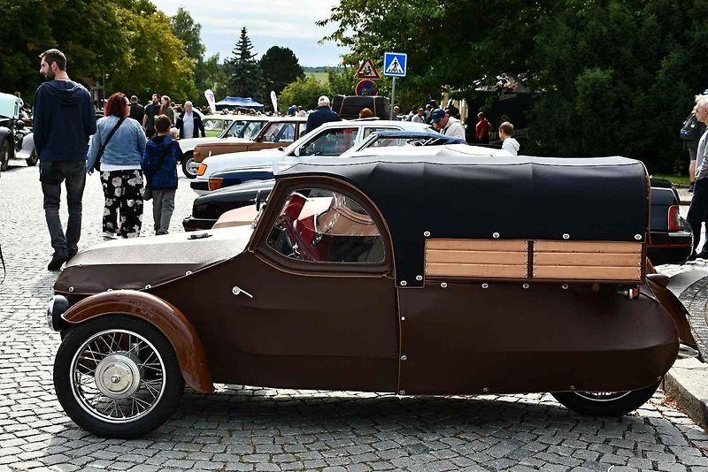 Na tradiční Lidický okruh dorazily desítky historických automobilů a motocyklů, které obdivovali návštěvníci z Kladna i širokého okolí.