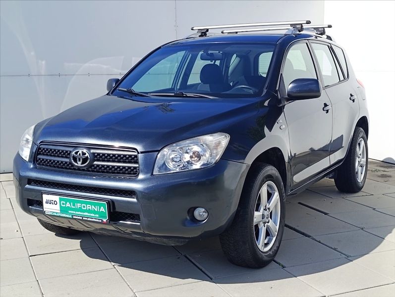 Toyota RAV4 2,2 D-4D 4x4 Aut.klimatizace - fotka 2 z 32