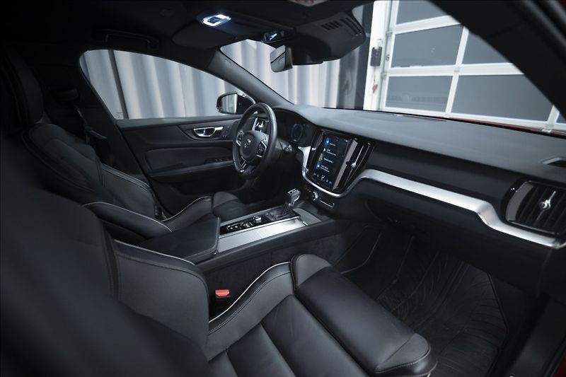 Volvo V60 2,0 D4 R-DESIGN NAVI KAMERA ČR - fotka 7 z 40