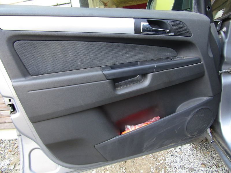 Opel Zafira (2006) 1.9 CDTi 88kW - fotka 18 z 33
