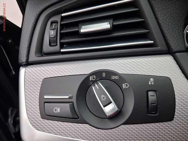 BMW Řada 5 (2015) 3.0 D M550d xDrive, AT, kůže - fotka 19 z 22
