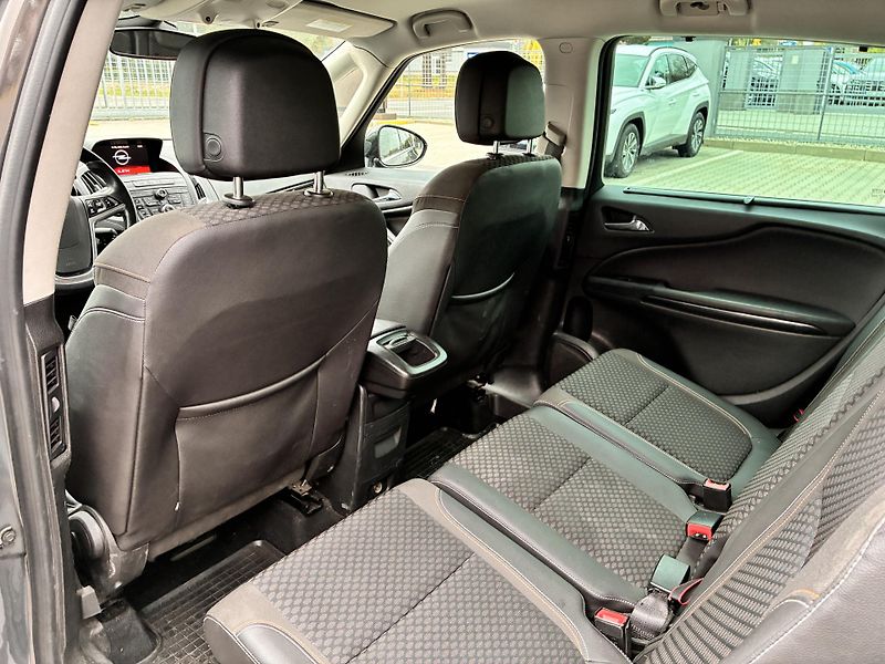 Opel Zafira Tourer 2.0CDTi 125kW AT 7MÍST - fotka 12 z 29