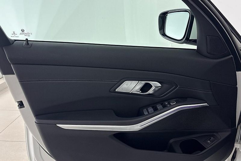 BMW Řada 3 320d xDrive - fotka 15 z 24