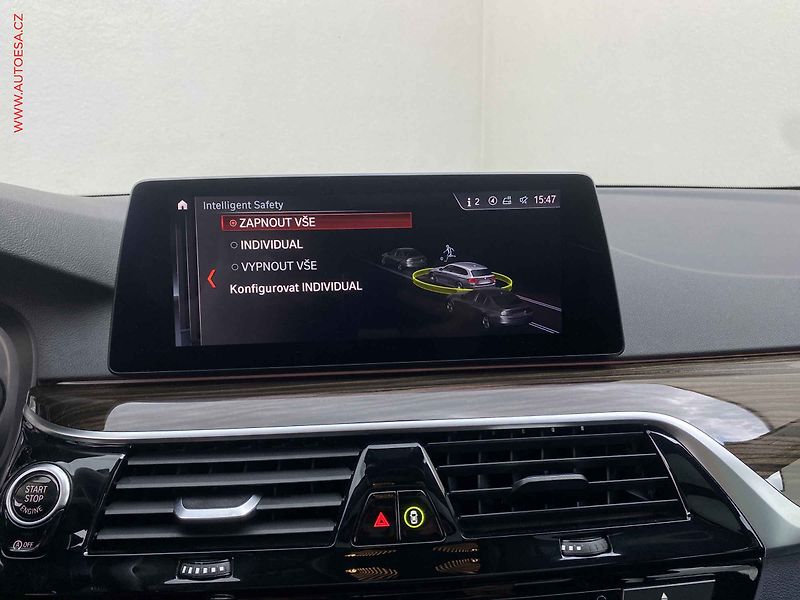 BMW Řada 5 (2018) 2.0 530i xDrive, LuxuryLine - fotka 19 z 21