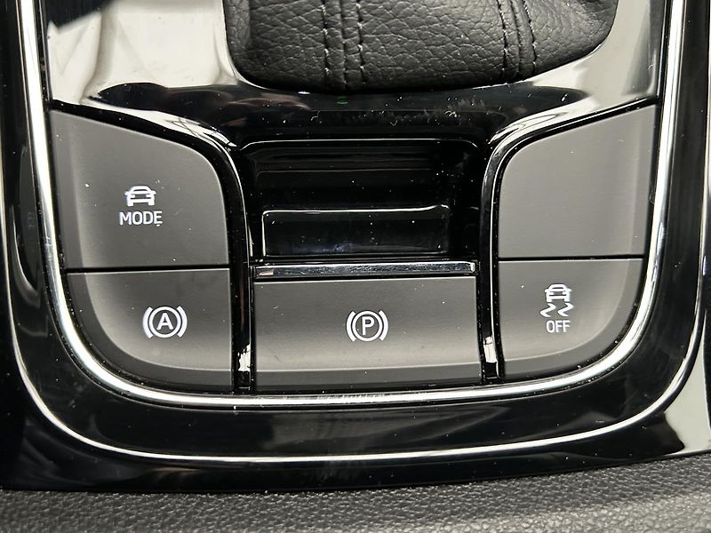 Škoda Karoq 1.5 TSI Top selection - fotka 22 z 28