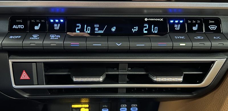 Toyota Camry 2,5 Hybrid AT Prestige - fotka 9 z 18