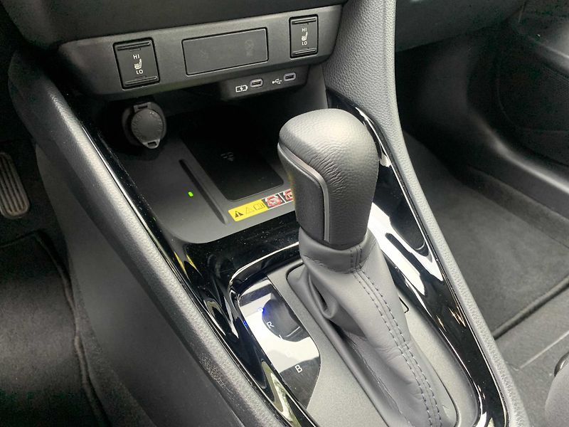 Toyota Yaris 1.5 HYBRID 96 kW 1.MAJITEL - fotka 14 z 16