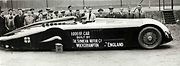 Rekordní vůz Sunbeam 1000HP s řidičem týmem, co se podlel na jeho vzniku, vyfotografovaný ve Wolverhamptonu v roce 1927.
