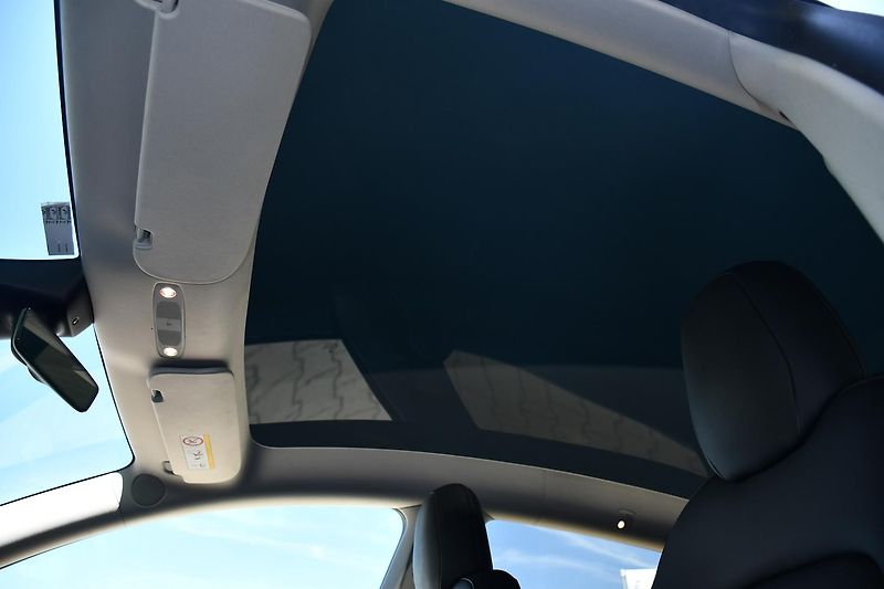 Tesla Model Y LONG RANGE DUAL MOTOR  - fotka 36 z 46