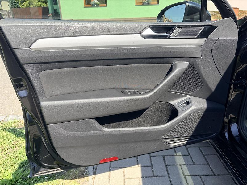 Volkswagen Passat 2.0TDI 110KW MANUAL PANORAMA - fotka 8 z 44