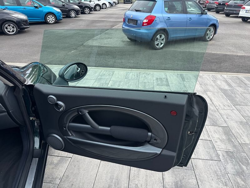 Mini Cooper (2003) One 1.6i 66kW - fotka 20 z 24