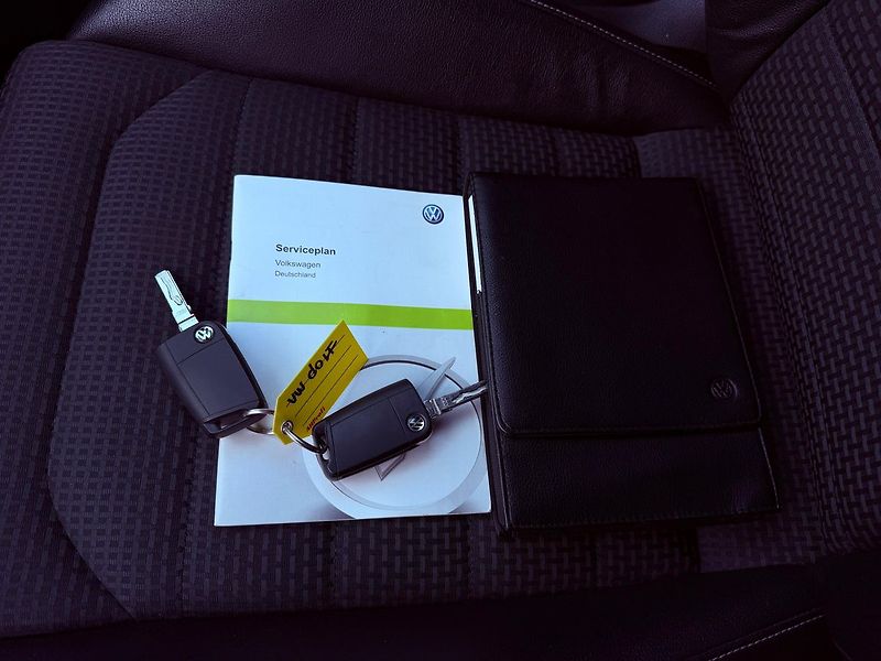 Volkswagen Golf 1.6 TDi DSG Highline, Navi - fotka 25 z 28