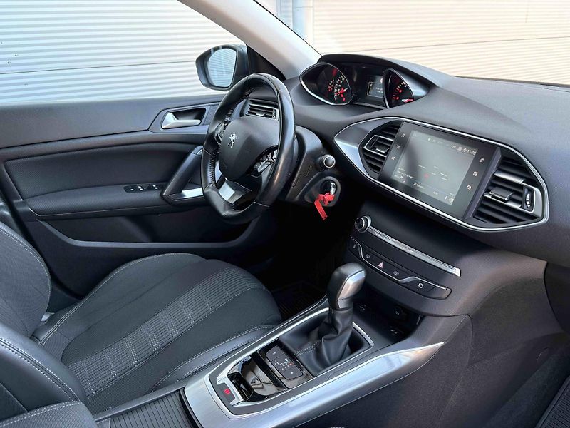 Peugeot 308 (2018) Allure 1.6 BlueHDi EAT6 - fotka 35 z 41