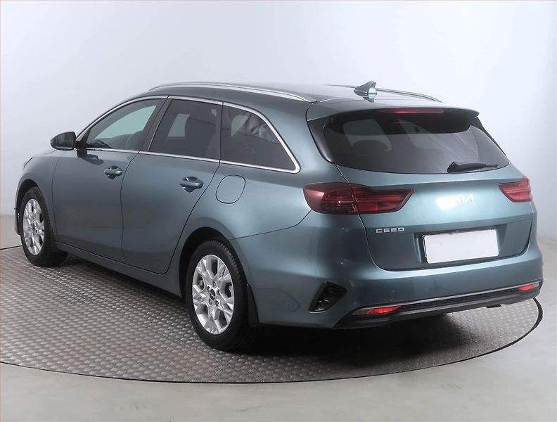 Kia Ceed (2022) Silver 1.5 T-GDI, Serv.kniha - fotka 4 z 16